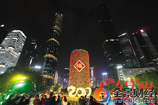 市民和游客參觀廣州花城廣場上的迎春吉祥樹