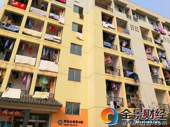 開學(xué)季大學(xué)生集體曬被子