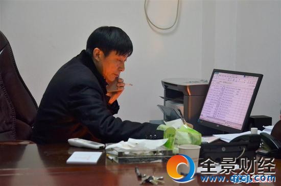 賈芝華接到求助電話后開(kāi)始忙著記錄