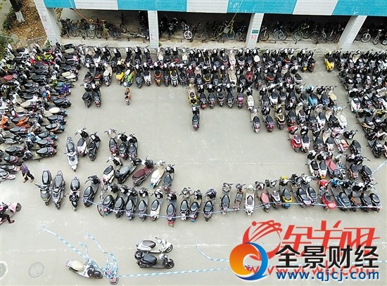 大學(xué)校園里停放著不少電動(dòng)車