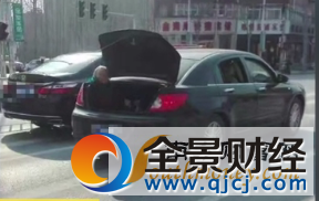 兒子駕車7旬老母坐后備箱事件當事人:全家壓力大