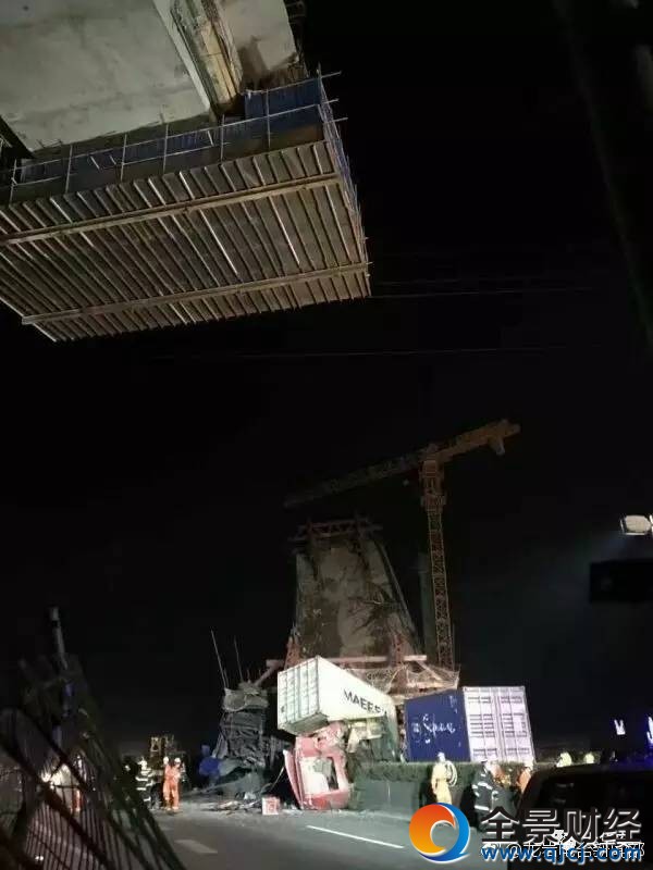 福建高架橋坍塌 現(xiàn)場(chǎng)5人墜落2輛車(chē)被砸【組圖】