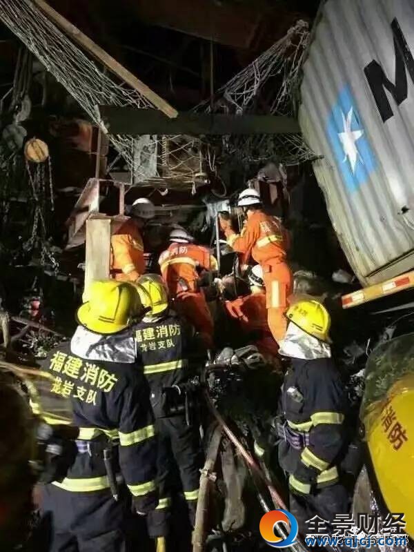 福建高架橋坍塌 現(xiàn)場5人墜落2輛車被砸【組圖】